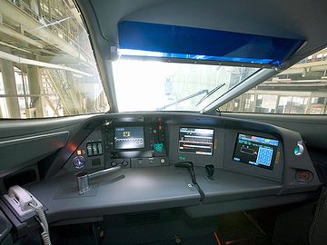 新幹線『N700系』の運転席。タッチパネルになってるようで、スイッチ類はほとんどありません。