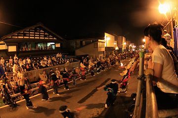 西馬音内盆踊り:場所を本町通りに移し、今日に至ってる