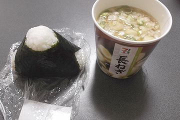 おにぎりに、カップの味噌汁