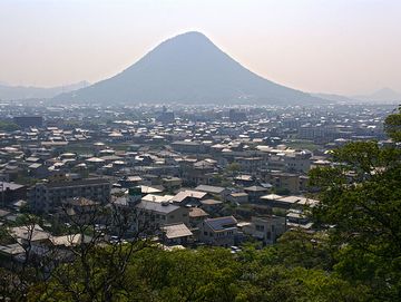 丸亀市街と飯野山（讃岐富士）。いい形の山ですね。この画像は、現存する丸亀城から撮影されたもの。