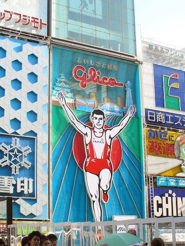 何でそこでバンザイするのよ?