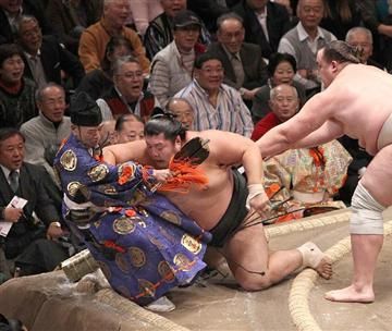 ラリアットをくらい、土俵下に飛ばされる木村庄三郎
