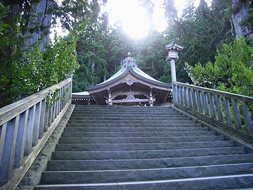 真山神社・本殿が見えてきました
