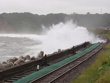高波で線路の路盤が流出し、列車が転落したんです