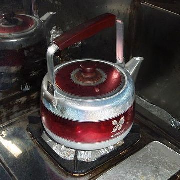 やかんに直接泡盛を入れ、火にかけました。強烈な匂いが発生。