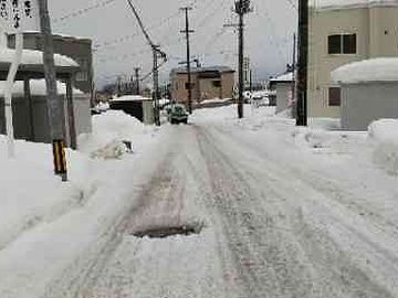 道路の際は、除雪された雪