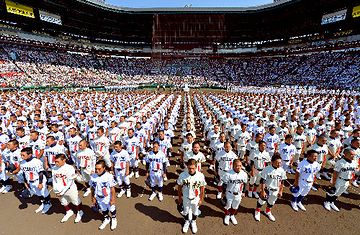 夏の甲子園大会開会式。49チーム×18人＝882人くらいでしょうか？