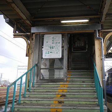 跨線橋の階段を、音立てて駆け下ります