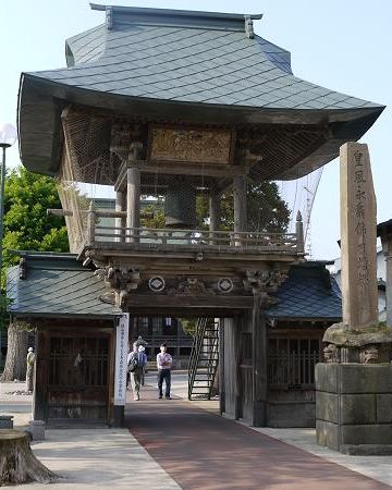 立派な山門ですわね