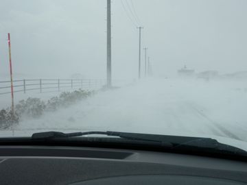 地吹雪の渡る道路（2013年2月24日／新潟市内）
