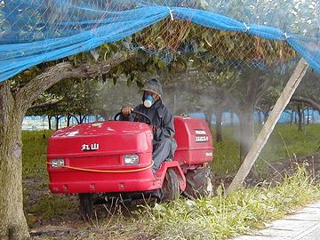 このサンダーバードみたいな機械で、ナシ園の薬剤散布をします
