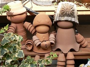 植木鉢を組み合わせて作った人形。“ポットマン”と云います(石を投げないでください)。