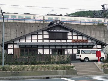 『近江塩津駅』。不思議な駅です。駅舎の上に線路が通ってるのでしょうか?