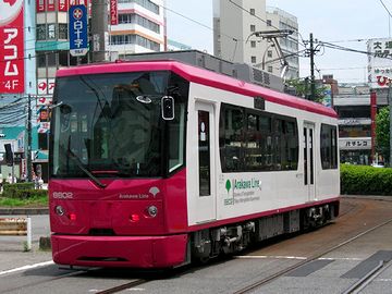 都電荒川線。こんなにおしゃれな車両になってるんですね。なんだか、乗る気が失せます。
