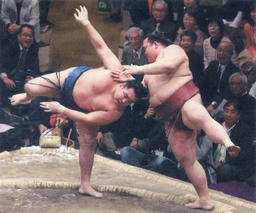 W瀬戸際。2012年初場所。右の稀勢の里が勝ったようです。左の鶴竜は、まだ関脇でした。