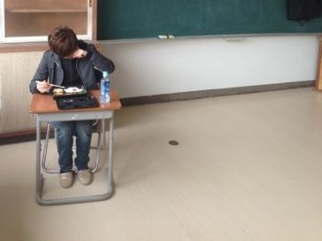 その子は、昼休み中、涙零しながら、机のお皿を睨んでた