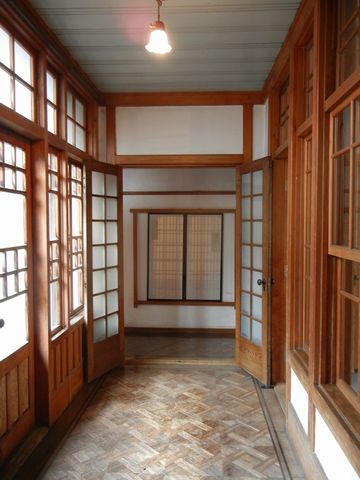 向かって右が洋間です