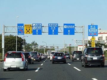 昔、舟が行き交ってたところを、車が行き交ってる