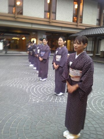 旅館なら、仲居さんが出てくる