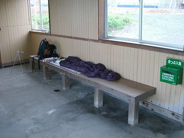 『きまぐれ宿日記49』さんでは、このベンチで寝ておられます