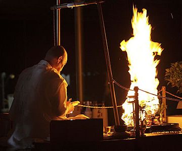 護摩壇の火ですが、人の形に見えます