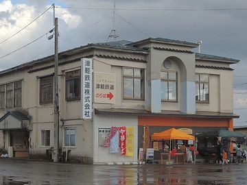 駅舎前で、矢印の出ていた建物が本社のようです