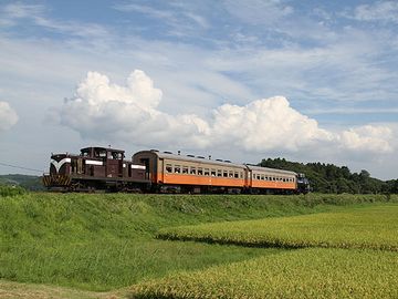 『嘉瀬』を出ると、列車は盛土された上を走ります