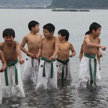 黒帯を締めて川を渡れるのじゃ