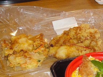 上方、左側に鎮座するのは、天ぷら