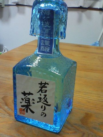 『長崎ハウステンボス』で売ってるそうです。中身は、麦焼酎。