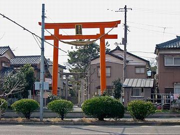 鳥居がバイパス道路に面して建ってます