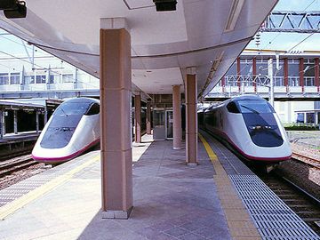 『秋田駅』。新幹線が、在来線のホームにいるってのが新鮮ですよね。