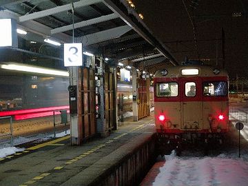 夜の『富山駅』。ヘタすれば凍死です。
