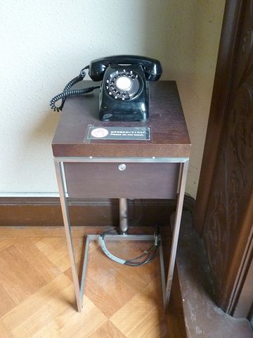 廊下の隅の黒電話