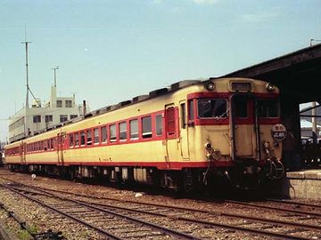 小松島線『小松島港駅』に停まる『快速 よしの川』。胸が締め付けられるほど懐かしいのはなぜでしょう。<br>