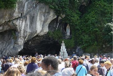 泉のあるルルドを目指し、ヨーロッパ中から人が集まるようになった