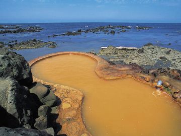 目の前が海のひょうたん型の湯船