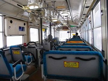 青森市営バスの車内。外は雪のようです。