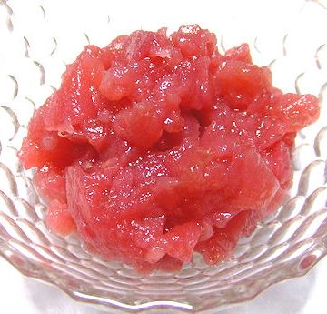 果肉まで赤いリンゴ、『御所川原』のジャムです。皮を剥いてざく切りにし、砂糖を加えて煮ただけで、こんな色合いに仕上がるそうです。