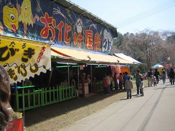 お化け屋敷とかの屋台も並びますし……