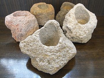 新島には、抗火石(こうかせき)という珍しい石が産出するんです