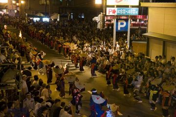 西馬音内盆踊り:すごい混雑