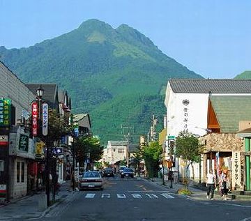 由布院駅前から見る由布岳