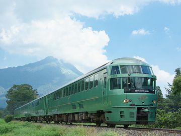 青空の下を疾走する『ゆふいんの森』