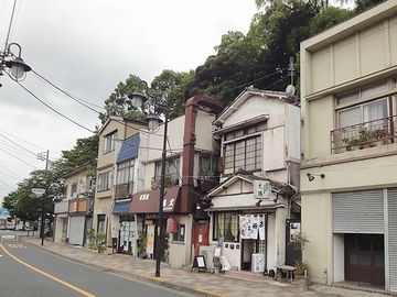 商店街の背後は鬱蒼と樹木