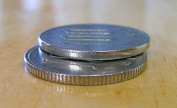 でも今は、100円と50円にも付いてる