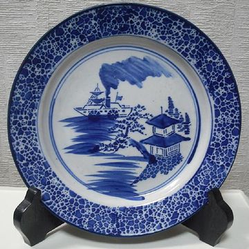 明治初期に作られたと思われる大皿。当時では、斬新な図柄だったんでしょうね。右下の建物は、灯台だそうです。