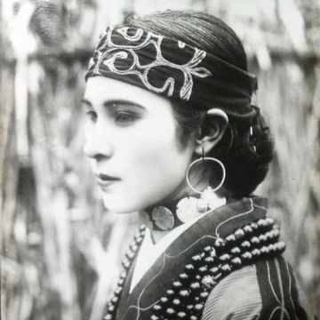 本物のアイヌには、エキゾチックな顔立ちの人が多かったようです(画像は、1920年代のアイヌ人女性)。
