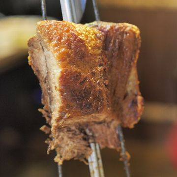 サーベルなんかで切りながら、立ったまま食べたの