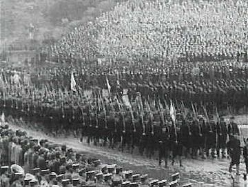 国を挙げての戦時体制の真っ直中